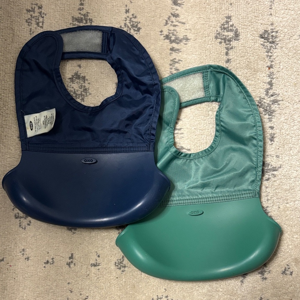Oxo Silicone Pocket Bibs Roll up - Navy & Teal Green (2 Pack) - Picture 2 of 7
